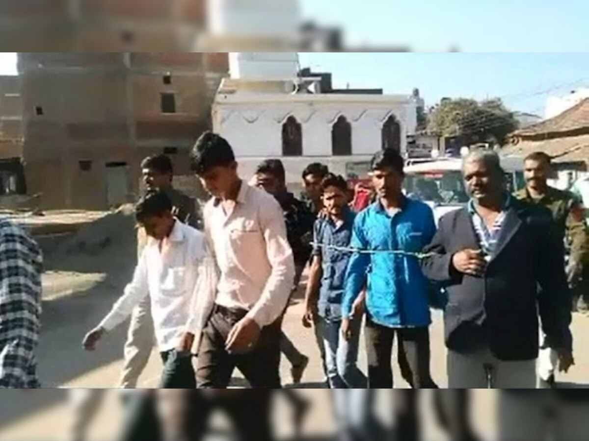 procession of speculators in narsinghpur रस्सी से बांधकर निकाला