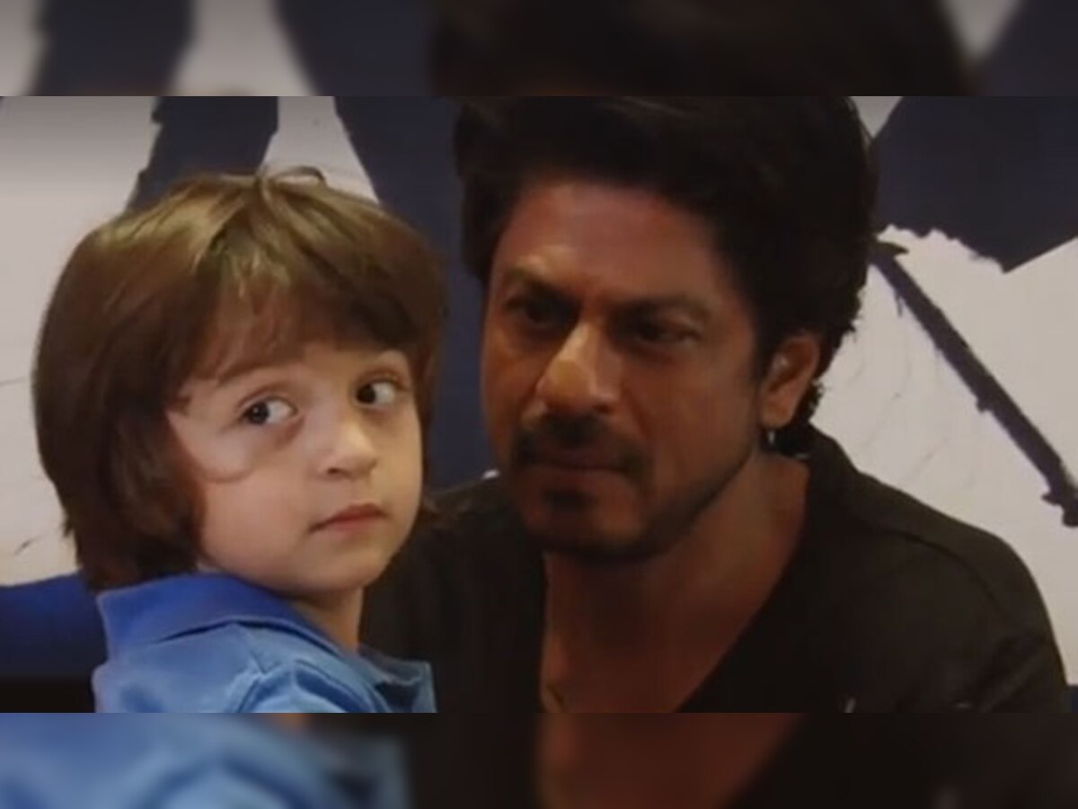 जब शाहरूख खान के LIVE इंटरव्यू के दौरान पापा के पास आ गया दुलारा अबराम! देखें बेहद क्यूट VIDEO