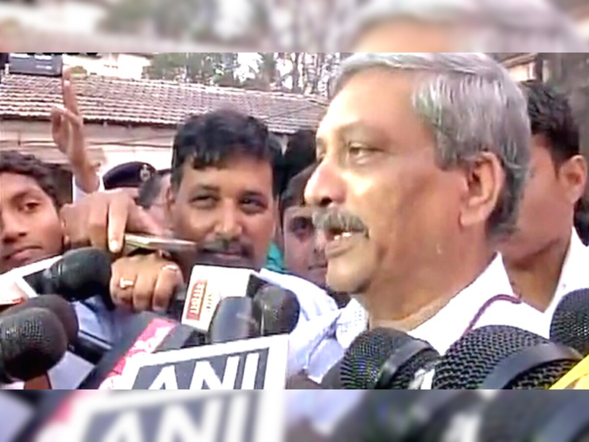  गोवा में मतदान जारी, रक्षा मंत्री पर्रिकर वोट डालकर बोले, 'मुझे दिल्ली से ज्यादा गोवा का खाना पसंद है'