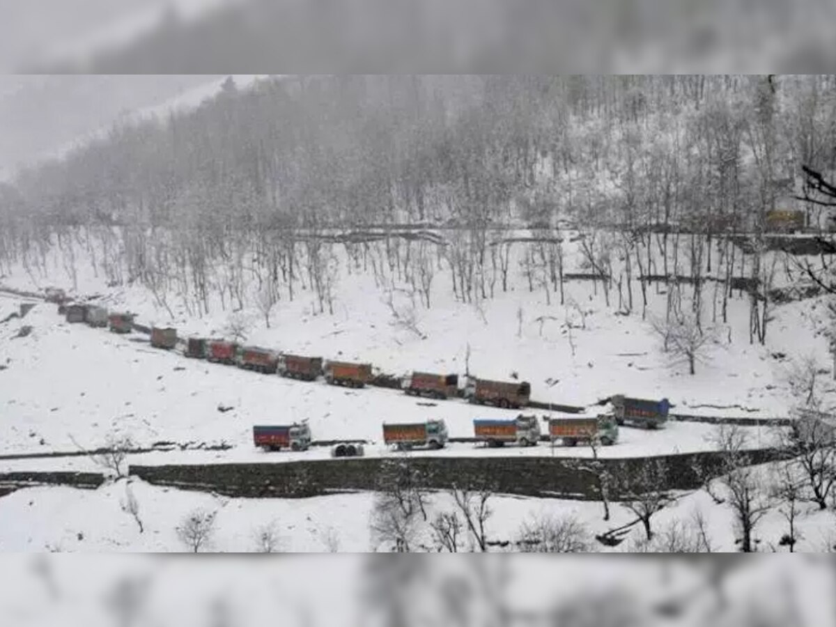 कश्मीर में बर्फबारी और भारी बारिश, राष्ट्रीय राजमार्ग बंद