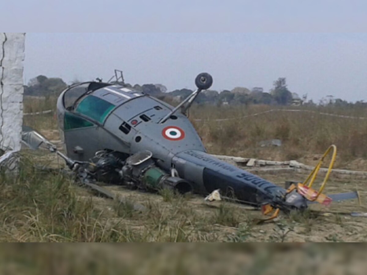  भारतीय वायु सेना का एक चेतक हेलीकॉप्टर आज उड़ान प्रशिक्षण के दौरान आपात स्थिति में उतरते समय इलाहाबाद में बमरौली के पास गिर गया. (तस्वीर के लिए साभार- एएनआई)