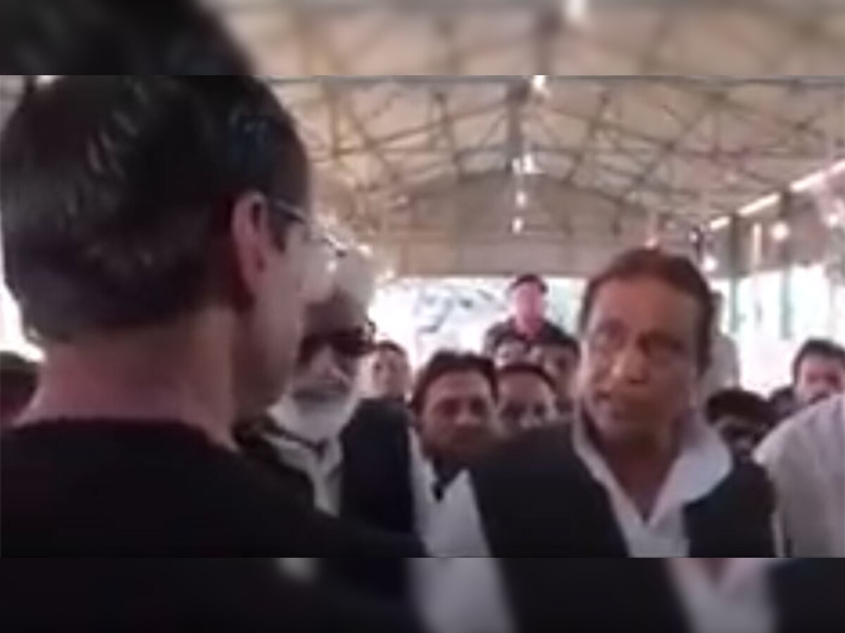 रामपुर के एसडीएम पर भड़कते सपा नेता आजम खान। (फोटो वीडियो से ली गई है)