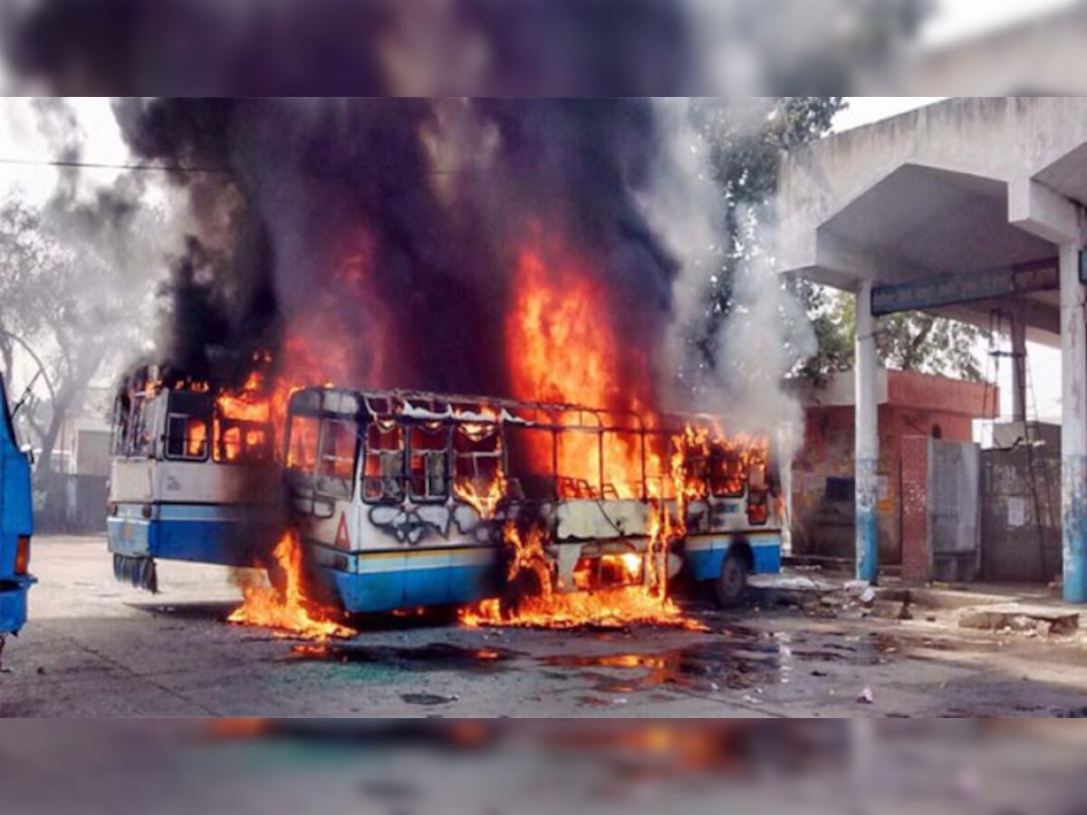 प्रदर्शनकारियों ने सिरसा-हिसार-दिल्ली राष्ट्रीय राजमार्ग पर धानी गोपाल गांव में हुई झड़प के दौरान पुलिस की दो बसों को भी आग के हवाले कर दिया