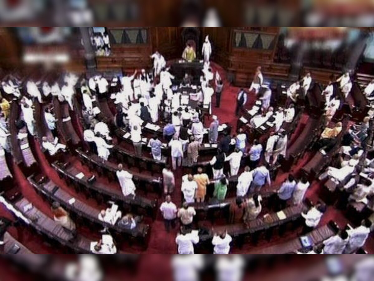कांग्रेस नेता दिग्विजय सिंह ने कहा कि मौजूदा सरकार महत्वपूर्ण विधेयकों को उच्च सदन में मतदान से बचने के लिए उन्हें धन विधेयक में परिवर्तित कर देती है. (फाइल फोटो)