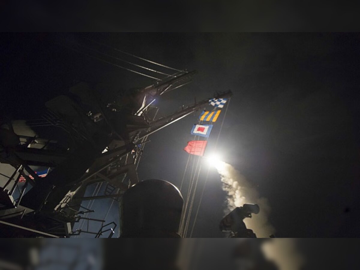 भूमध्यसागर में दो युद्धपोतों से सीरियाई सैन्य अड्डे पर दागी गईं यूएस टोमाहॉक मिसाइलें. (US Navy/Getty Images)