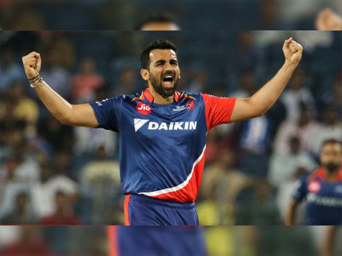 IPL-10 के एक मैच में पुणे सुपरजाइंट के बल्लेबाज अजिंक्य रहाणे का विकेट लेने के बाद खुशी मनाते दिल्ली के कप्तान और गेंदबाज जहीर खान. (फोटो सौजन्य : आईपीएल/बीसीसीआई)