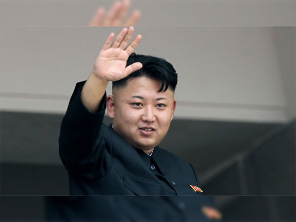 उत्तर कोरिया के नेता किम जोंग उन ने परेड का निरीक्षण किया