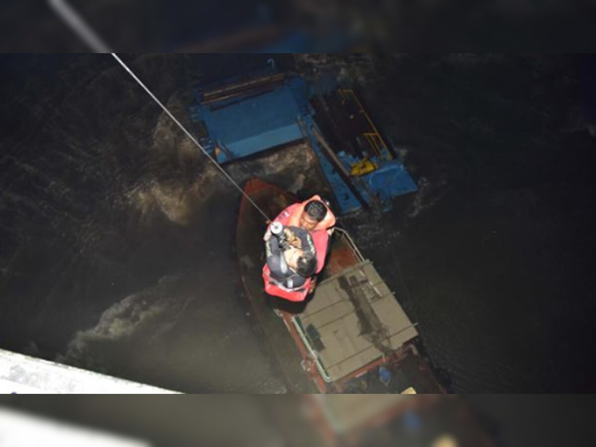 मुंबई के पास समुद्र में फंसी नौका के चार सदस्य बचाए गए
