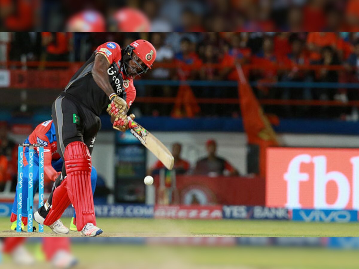 आईपीएल 10 के एक मैच में गुजरात के खिलाफ खेलते बेंगलुरु को क्रिस गेल. (फोटो सौजन्य : आईपीएल/बीसीसीआई)