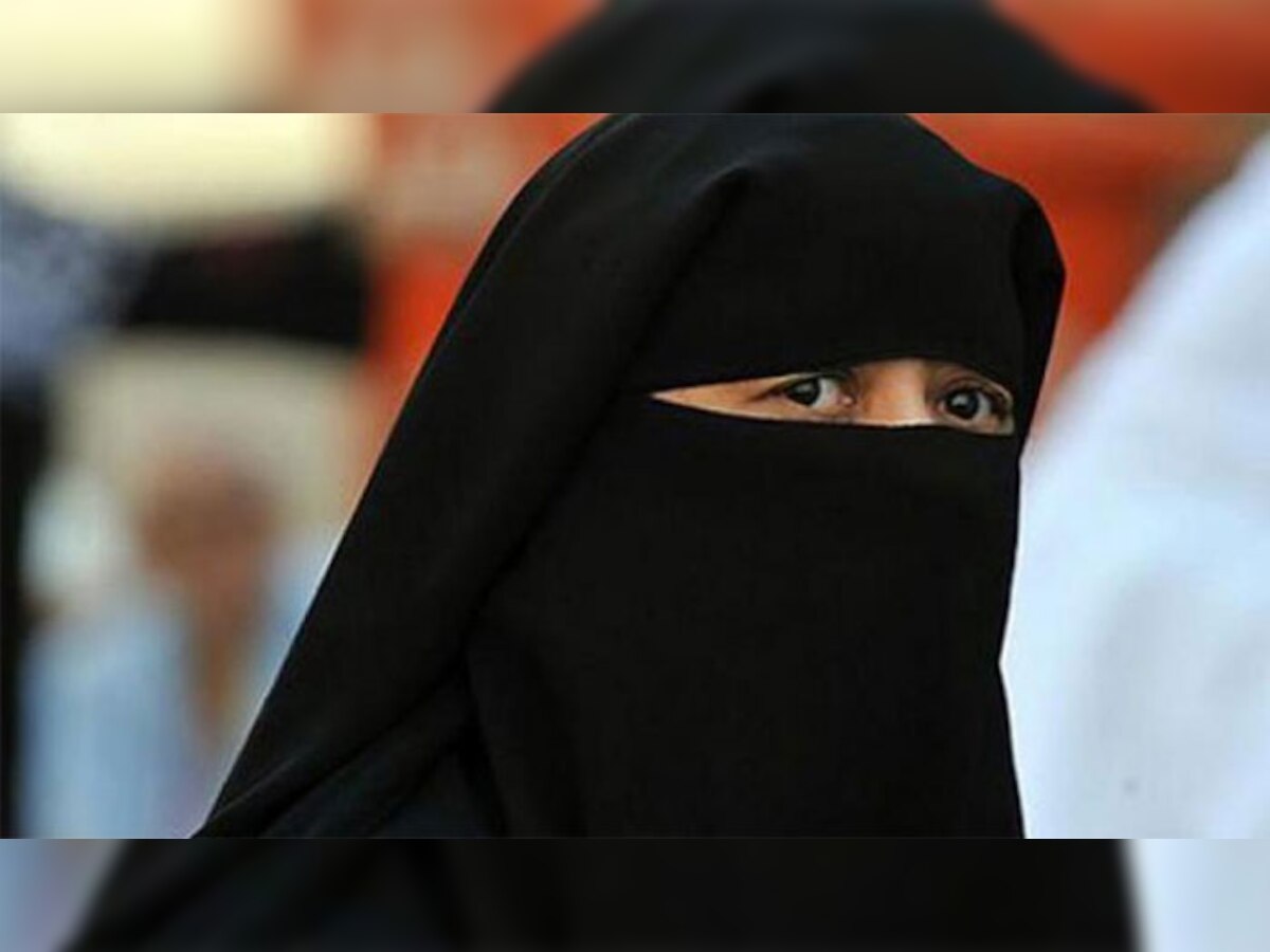 मुसलमान लड़की का हिजाब खींच कर उतारा, उसे बताया  'आतंकवादी' 