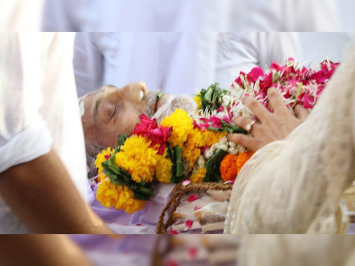 विनोद खन्ना का हुआ अंतिम संस्कार, फिल्मी सितारों और लोगों ने नम आंखों से दी अंतिम विदाई