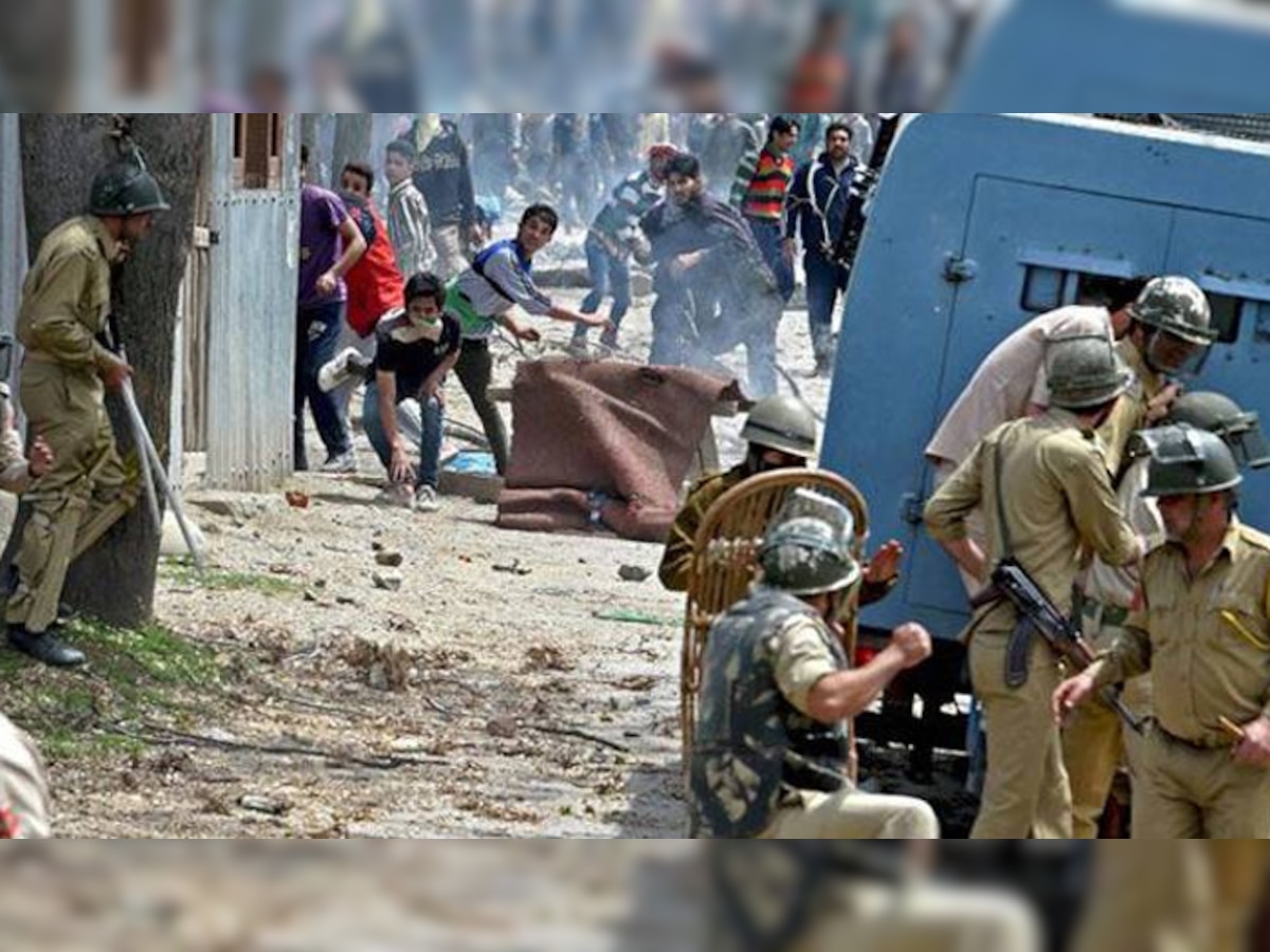  जम्मू कश्मीर में पैलेट गन बैन की मांग: SC ने पूछा-पत्थरबाजी के बीच कैसे हो बातचीत
