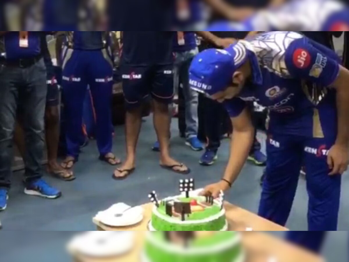रोहित शर्मा ने गुजरात से जीतने के बाद काटा बर्थडे केक 