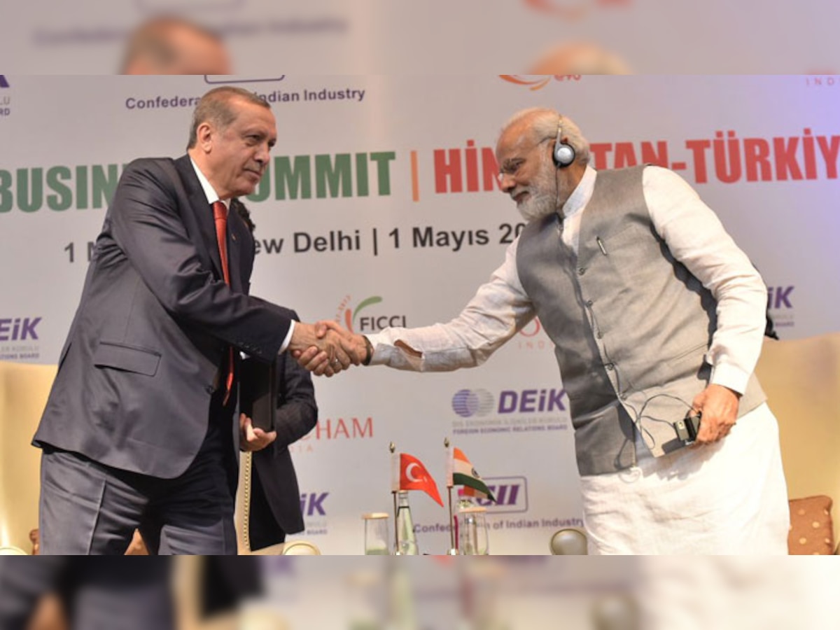  नई दिल्ली में एक व्यापारिक समारोह के दौरान तुर्की के राष्ट्रपति रेसेप तईप एर्दोगन और भारत के प्रधानमंत्री नरेंद्र मोदी एक-दूसरे से हाथ मिलाते हुए. (पीएमओ फोटो)