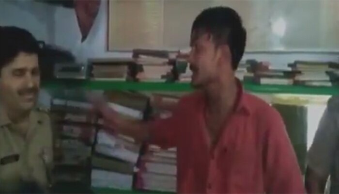 सपा नेता के भतीजे ने कोतवाल को जड़ा थप्पड़, देखें वीडियो