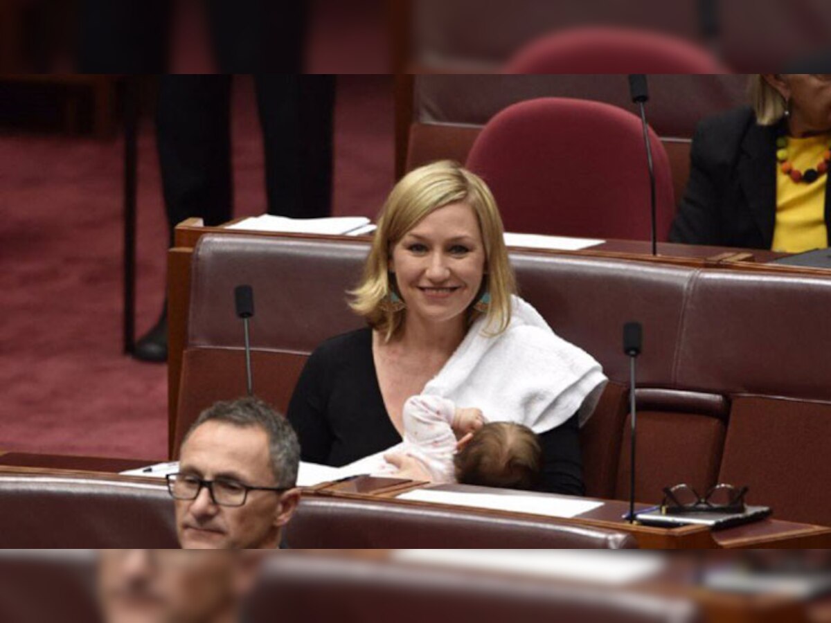 ऑस्ट्रेलियाई सांसद लारिसा वाटर्स ऑस्ट्रेलिया की संसद में बेटी को स्तनपान कराती हुईं. (एएनआई फोटो)