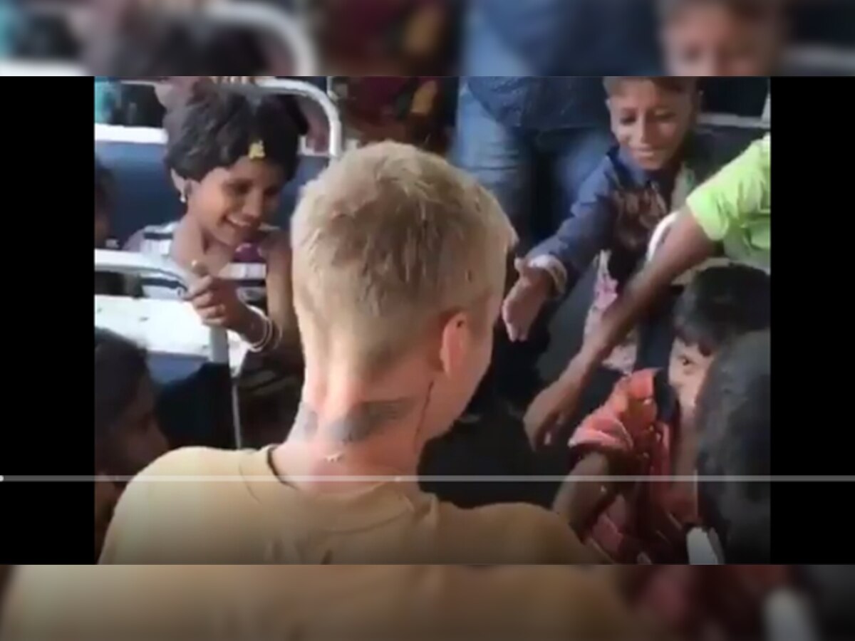 जस्टिन बीबर ने  कॉन्सर्ट से पहले मुंबई की लोकल बस में स्लम के बच्चों के साथ की मस्ती (फोटोः इंस्टाग्राम)