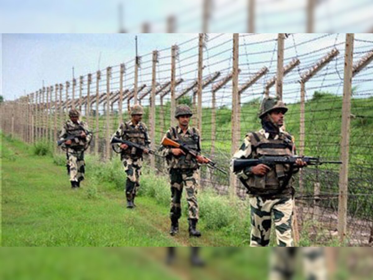 भारत पाकिस्तान सीमा रेखा पर तैनात सीमा सुरक्षा बल के जवान. (फाइल फोटो)