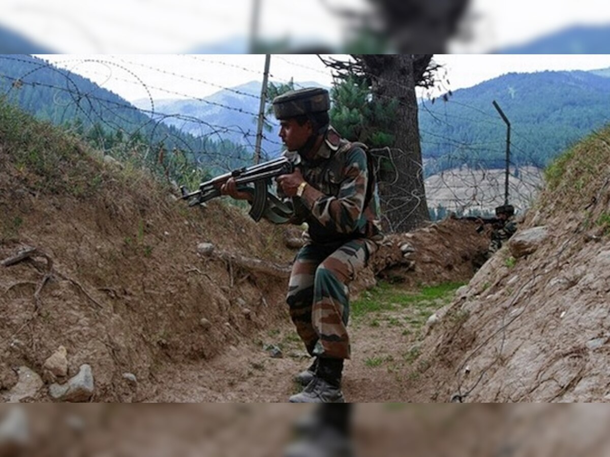 नियंत्रण रेखा पर तैनात भारतीय सीमा सुरक्षा बल का एक जवान. (फाइल फोटो)