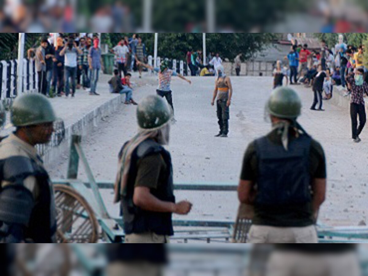 कश्मीर में सुरक्षाकर्मियों पर पत्थर फेंकते प्रदर्शनकारी. (फाइल फोटो)