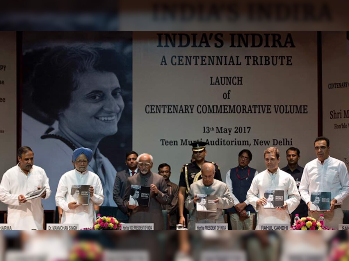 इंदिरा गांधी की शताब्दी जयंती वर्ष में आयोजित एक कार्यक्रम में राष्ट्रपति प्रणब मुखर्जी, पूर्व पीएम मनमोहन सिंह और कांग्रेस उपाध्यक्ष राहुल गांधी.