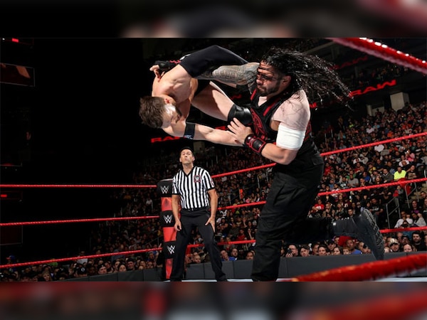 WWE Raw Roman Reigns beats Finn Balor watch Video | VIDEO : कंधे पर ...