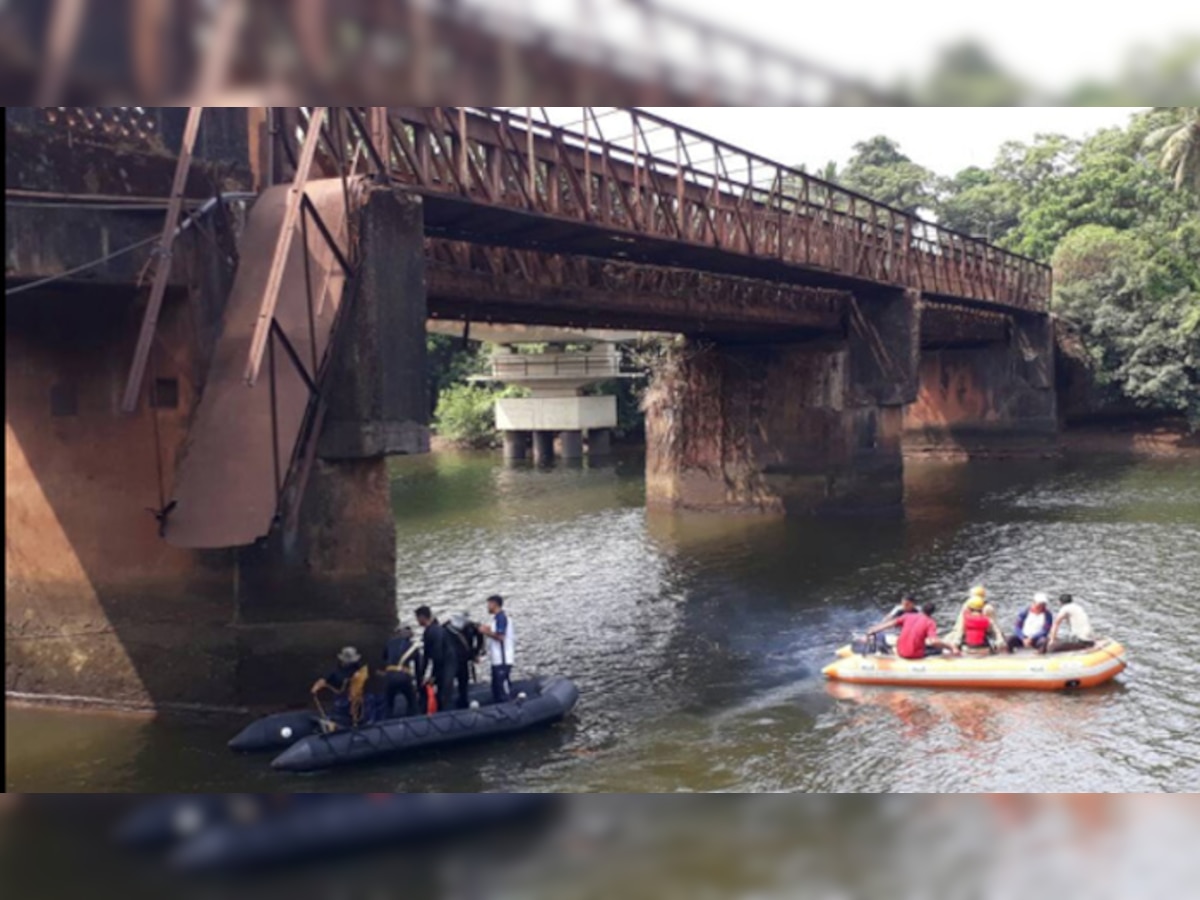 गोवा में एक पुराने पुल के कल ढहने की घटना के कारण लापता हुए लोगों को बचाव एवं तलाश के लिए आज सुबह फिर से अभियान शुरू किया गया. तस्वीर के लिए सभारा: (Twitter/@airnewsalerts)