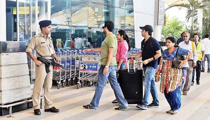 CISF का निर्देश: हवाईअड्डों पर तैनात जवान नहीं कर सकेंगे मोबाइल और शौचालय का इस्तेमाल