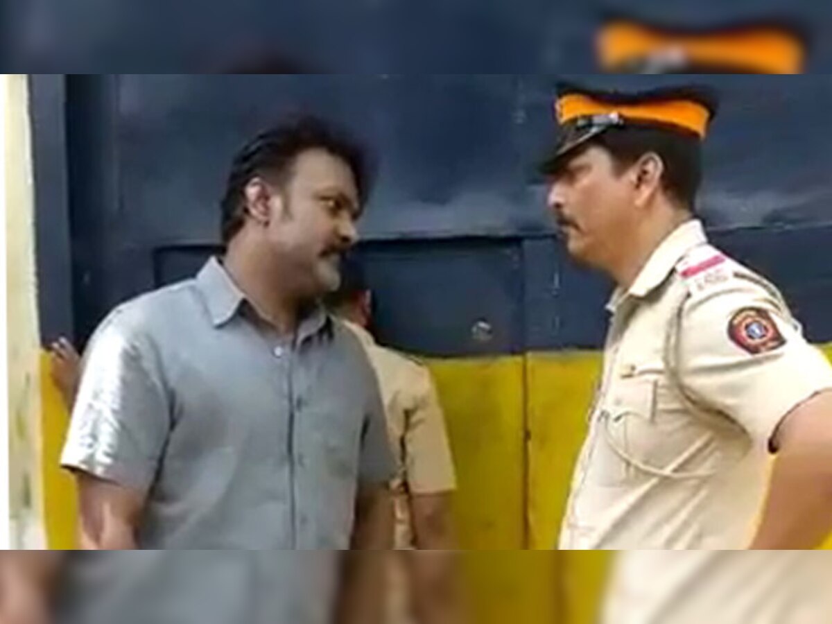 पुलिस के साथ खड़े महाराष्ट्र के विधायक रमेश कदम. (फोटो वीडियो से लिया गया है)