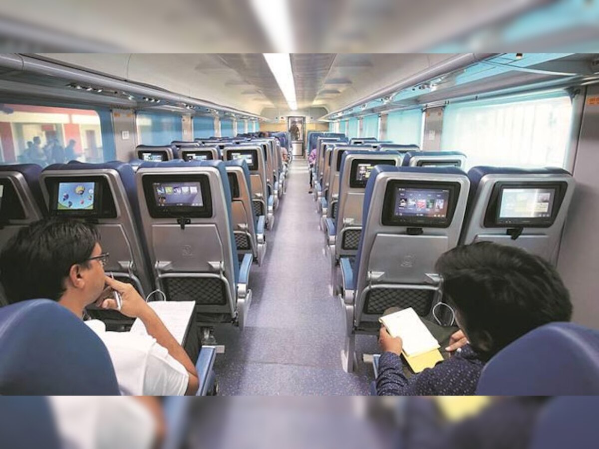 विभिन्न आधुनिक सुविधाओं से लैस बहुप्रतीक्षित ट्रेन तेजस एक्सप्रेस