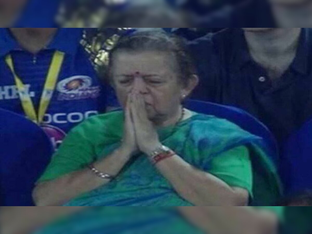 IPL 10: अभिषेक बच्चन ने ट्वीट कर खोला मुंबई इंडियंस के लिए प्रार्थना करने वाली महिला का राज़