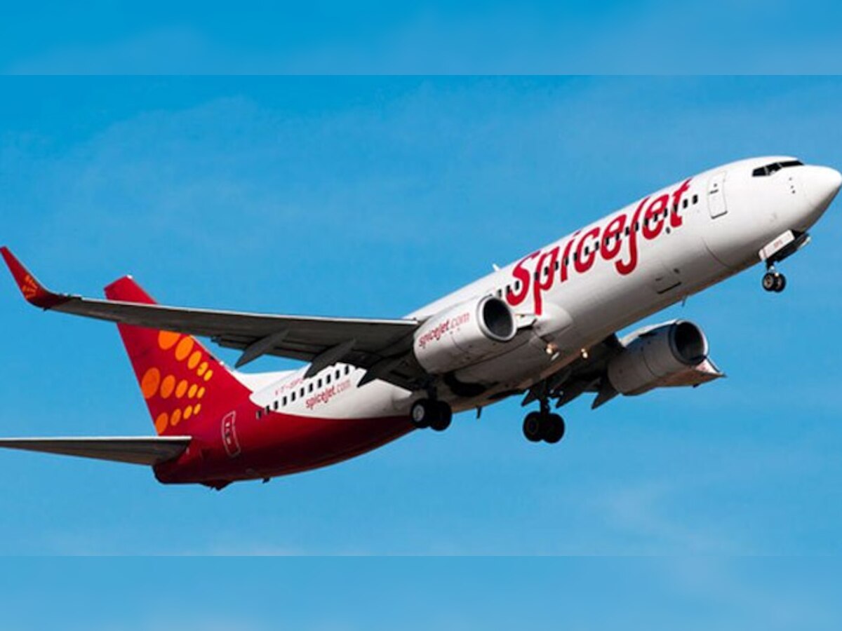SpiceJet की स्पेशल ऑफर, 12 रु. में करें हवाई सफर (फोटोः SpiceJet.com and file photo)