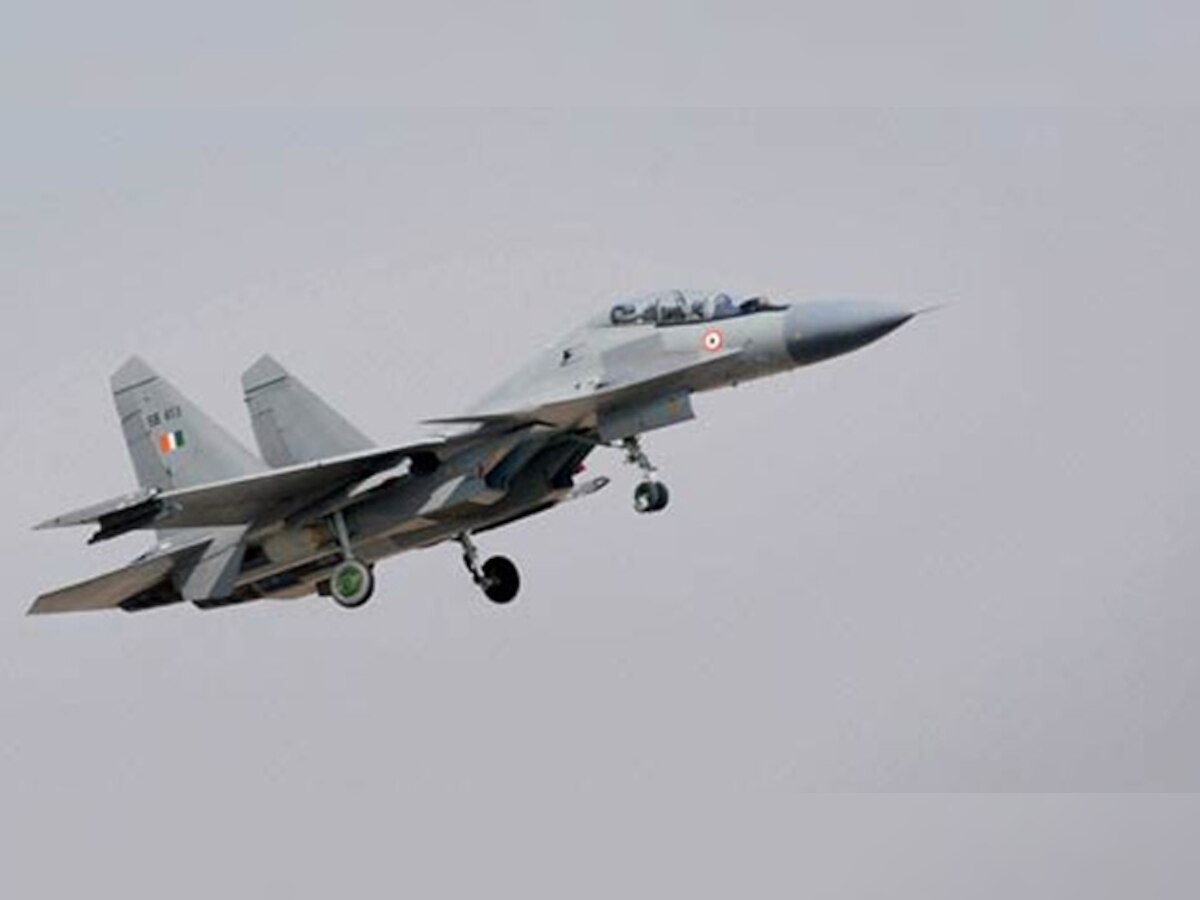 विमान का पता लगाने के लिए टोही क्षमता वाले सुखोई-30 विमान का इस्तेमाल किया जा रहा है. (फाइल फोटो)