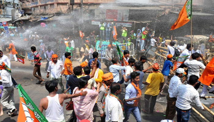 kolkata turn in War Field BJP demonstration Many worker And policeman  Injured | कोलकाता बना युद्ध का मैदान: भाजपा के प्रदर्शन में ज़बर्दस्त  हंगामा, कई कार्यकर्ता व पुलिसकर्मी ...