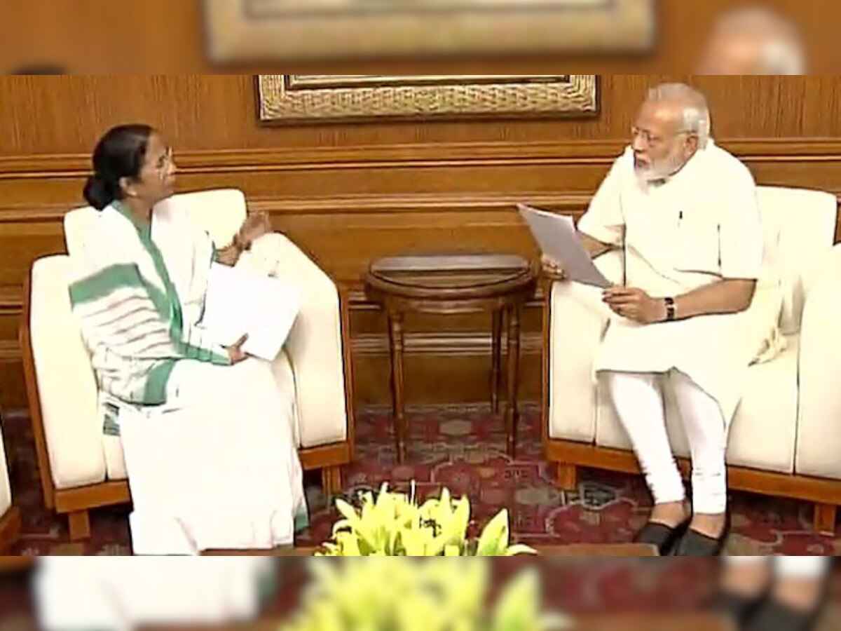 प्रधानमंत्री नरेंद्र मोदी से मुलाकात करतीं प. बंगाल की मुख्यमंत्री ममता बनर्जी. (एएनआई फोटो)