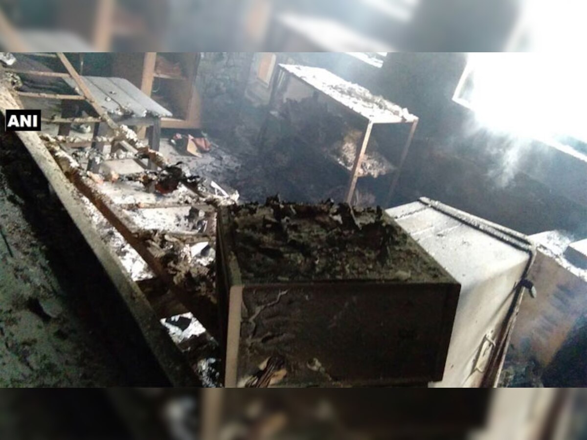 झारखंड में नक्सली हमला, डुमरी बिहार स्टेशन पर ट्रेन के इंजन में लगाई आग  (Photo: ANI)