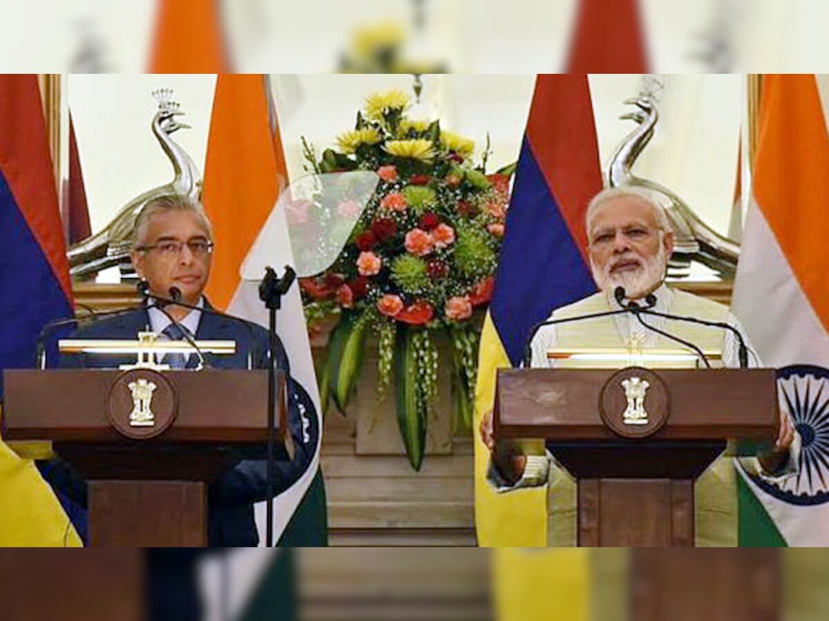 भारत के प्रधानमंत्री नरेंद्र मोदी और मॉरीशस में उनके समकक्ष प्रविंद जगन्नाथ. (ट्विटर फोटो)
