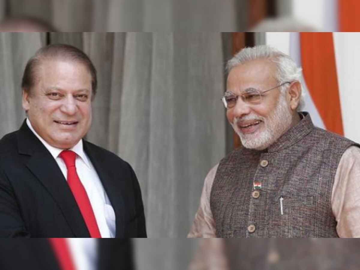 भारत के प्रधानमंत्री नरेंद्र मोदी (दाएं) और पाकिस्तान के प्रधानमंत्री नवाज शरीफ. (फाइल फोटो)