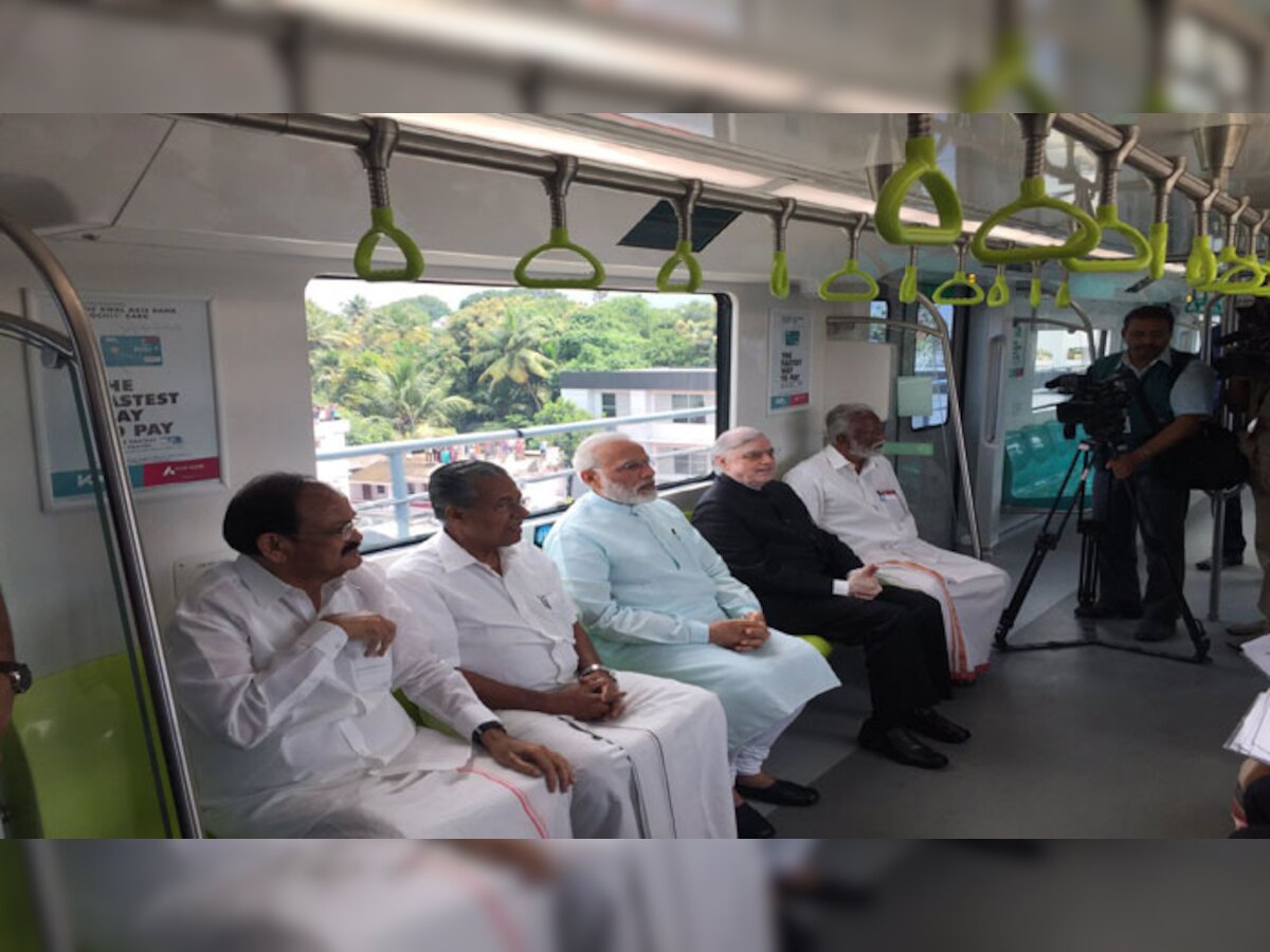 पीएम मोदी ने केंद्रीय मंत्री एम. वेंकैया नायडू, केरल के राज्यपाल पी. सदाशिवम, सीएम पिनरायी विजयन के साथ कोच्चि मेट्रो में सफर किया.