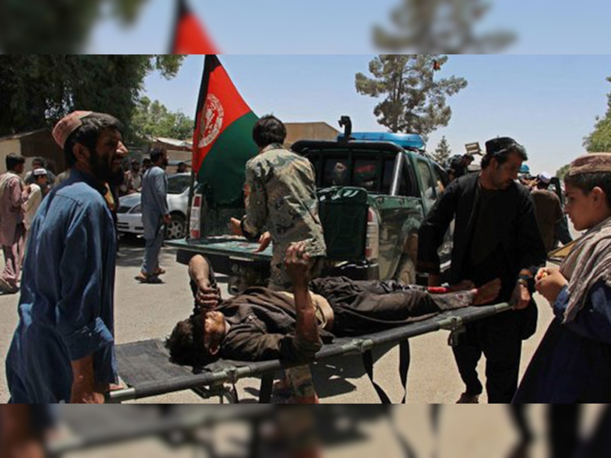 लश्करगाह में आत्मघाती धमाके में घायल व्यक्ति को अस्पताल ले जाते स्थानीय नागरिक. (ट्विटर फोटो)