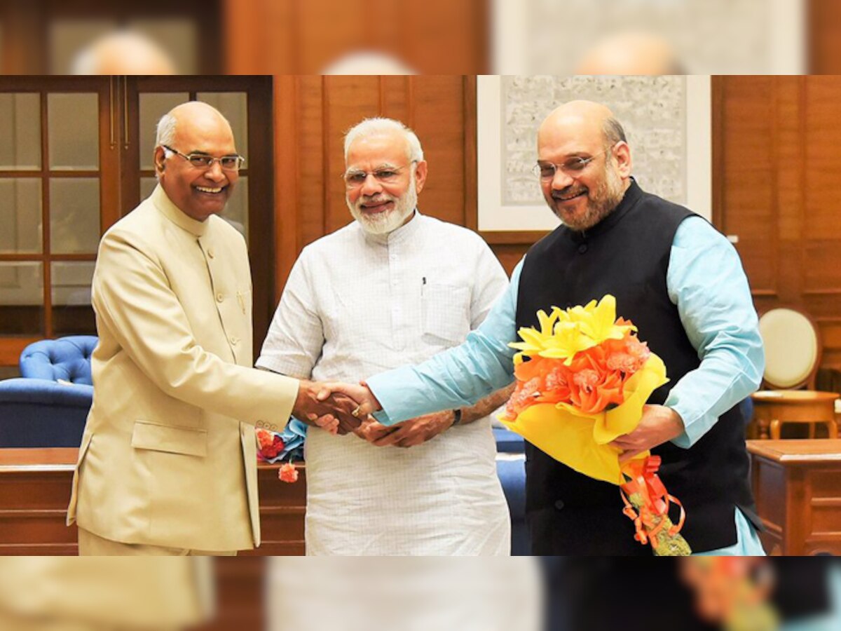 राजग के राष्ट्रपति पद के उम्मीदवार रामनाथ कोविंद (बाएं) और साथ में प्रधानमंत्री नरेंद्र मोदी (बीच में), भाजपा के राष्ट्रीय अध्यक्ष अमित शाह. (फाइल फोटो)