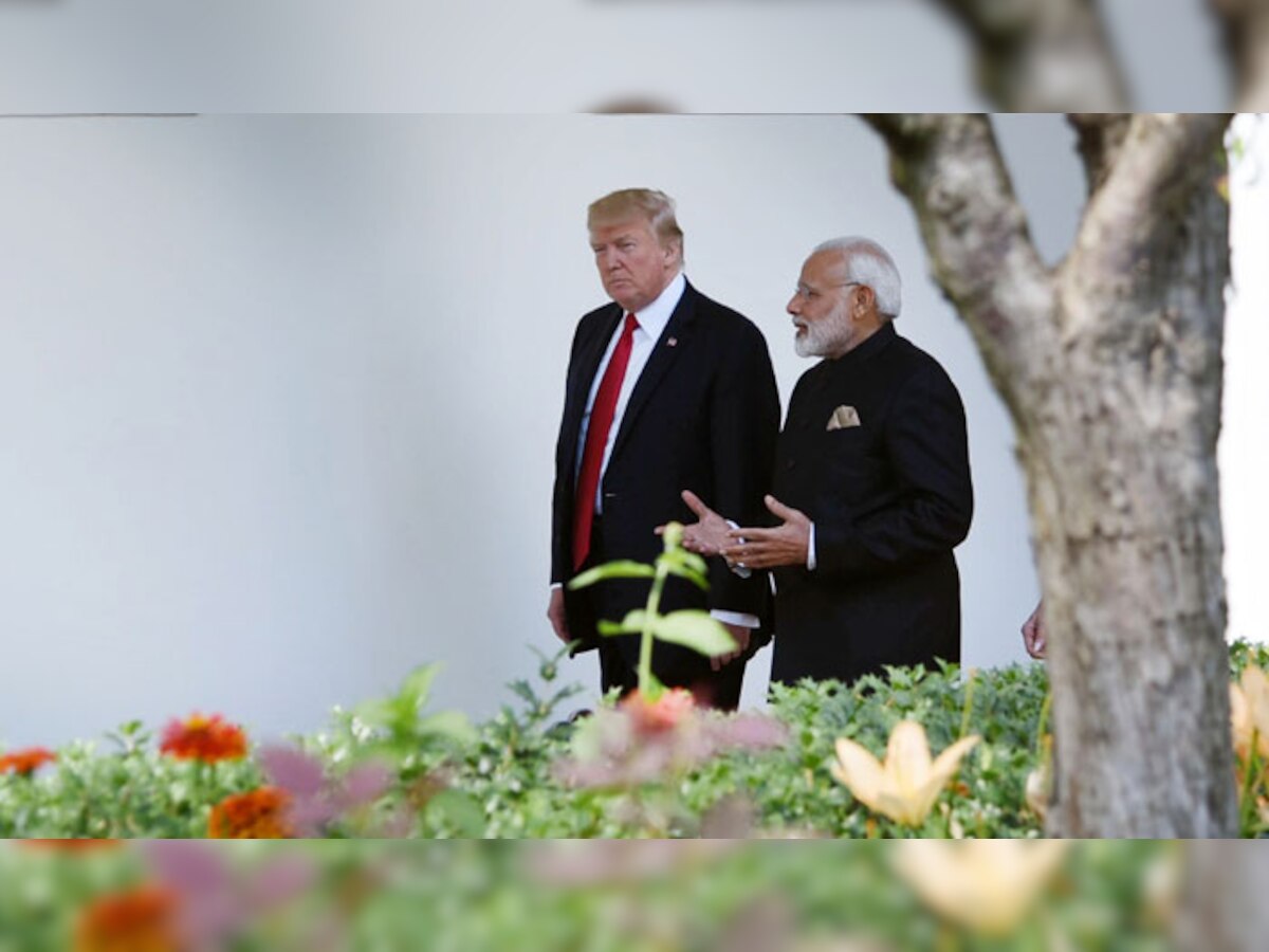 व्हाइट हाउस में अमेरिकी राष्ट्रपति डोनाल्ड ट्रंप से मिलते भारत के प्रधानमंत्री नरेंद्र मोदी. (IANS/27 June, 2017) 