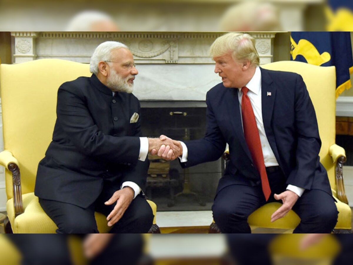 व्हाइट हाउस में अमेरिकी राष्ट्रपति डोनाल्ड ट्रंप से मिलते भारत के प्रधानमंत्री नरेंद्र मोदी. (IANS/27 June, 2017)