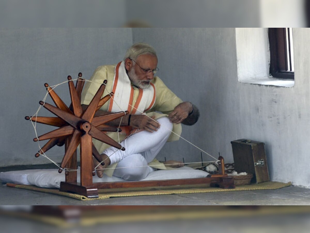 अहमदाबाद के साबरमती आश्रम में चरखा चलाते प्रधानमंत्री नरेंद्र मोदी. (Photo : IANS/29 June, 2017)