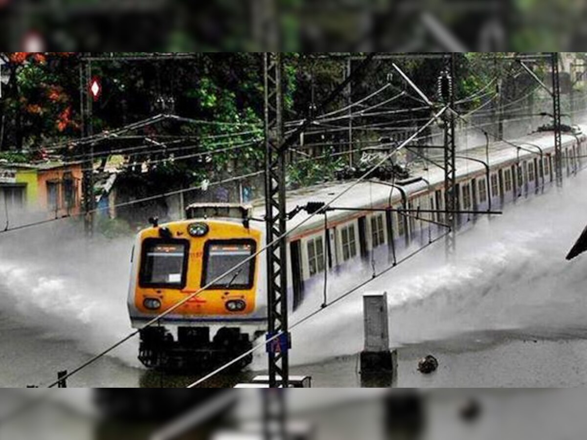 मुंबई, आसपास के इलाकों में भारी बारिश, देरी से चल रही हैं लोकल ट्रेनें (file pic)