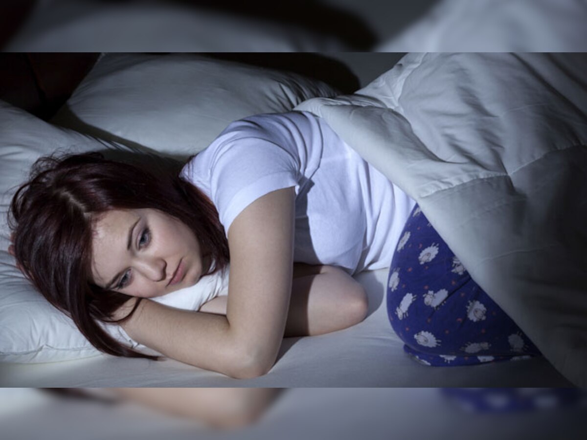 अमेरिका की एक यूनिवर्सिटी के अनुसंधानकर्ताओं ने पाया है कि खराब नींद, इससे जुड़ी अन्य समस्याओं और दिन में नींद आने की शिकायत करने वाले लोगों में अल्जाइमर का खतरा अधिक होता है. (प्रतीकात्मक चित्र)