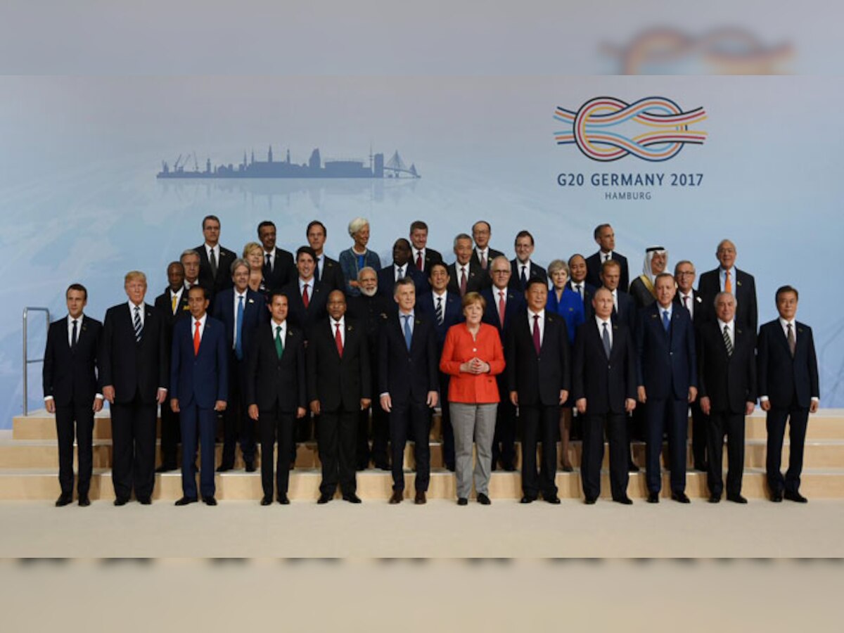 जर्मनी के हैमबर्ग में ग्रुप फोटो के दौरान जी20 सदस्य देशों के शीर्ष नेता. (PHOTO : Gopal Baglay‏/Twitter)