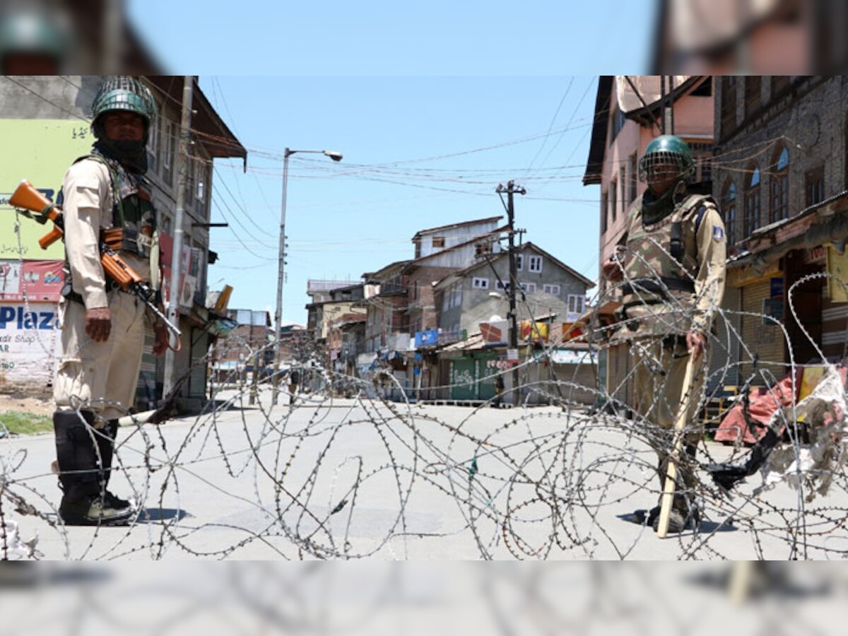 अलगाववादियों के प्रदर्शन के मद्देनजर कश्मीर बंद के दौरान श्रीनगर में तैनात सुरक्षाकर्मी. (PHOTO : IANS/9 June, 2017)