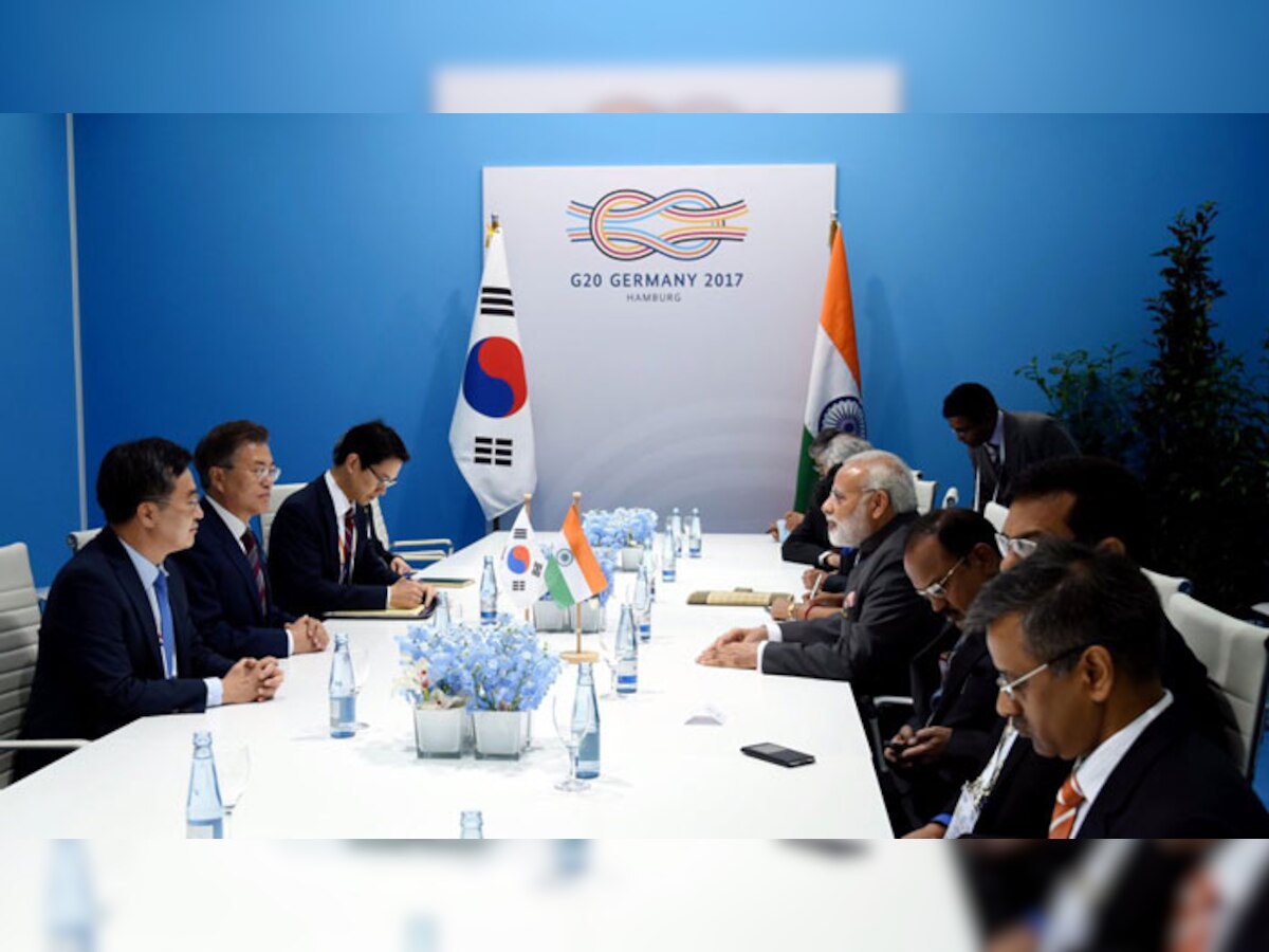 दक्षिण कोरिया के राष्ट्रपति मून जेई-इन से मुलाकात के दौरान भारत के प्रधानमंत्री नरेंद्र मोदी. (PHOTO : PMO India‏/Twitter)