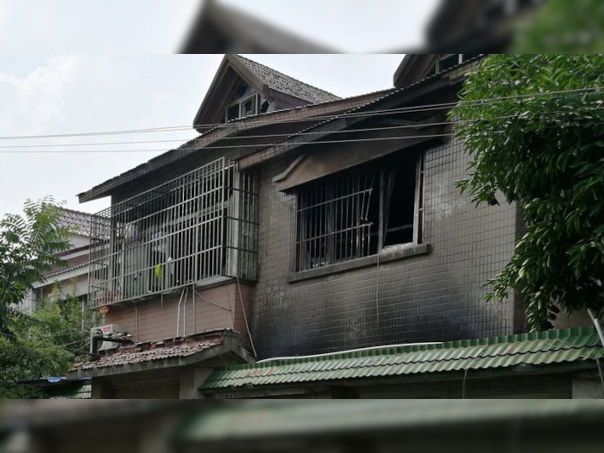यूशान शहर में एक मकान में सुबह करीब साढ़े चार बजे आग लग गई. (PHOTO : @Autolucky/Twitter)